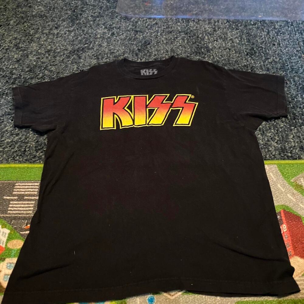 Black kiss band tee